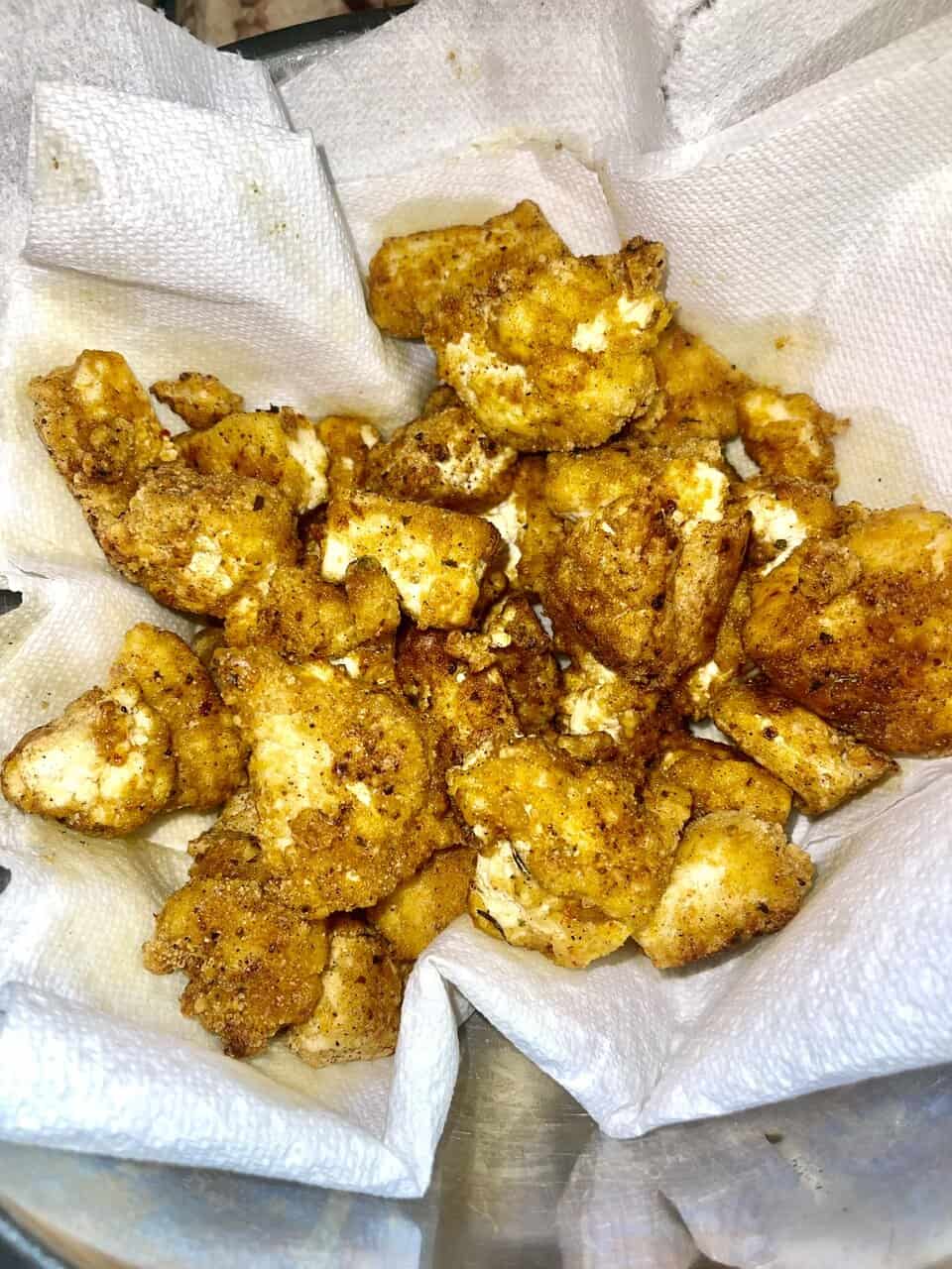 Crispy fried chicken bites on paper towel, perfect for comfort food or appetizer.