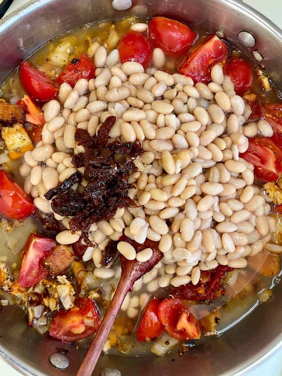 Sweet white beans with roasted tomatoes and sun-dried tomatoes, perfect for wholesome plant-based recipes.